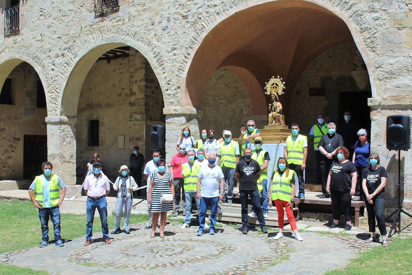 Cerca de 400 personas asisten a la celebración de la romería del primer domingo de julio en la Ermita de la Virgen de Lomos de Orios en Villoslada de Cameros