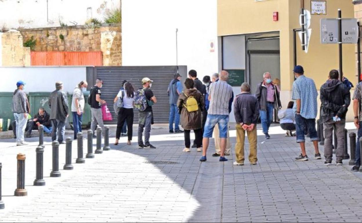 Cola para recoger comida en la Cocina Económica de Logroño, en mayo, en la calle Herrerías. 