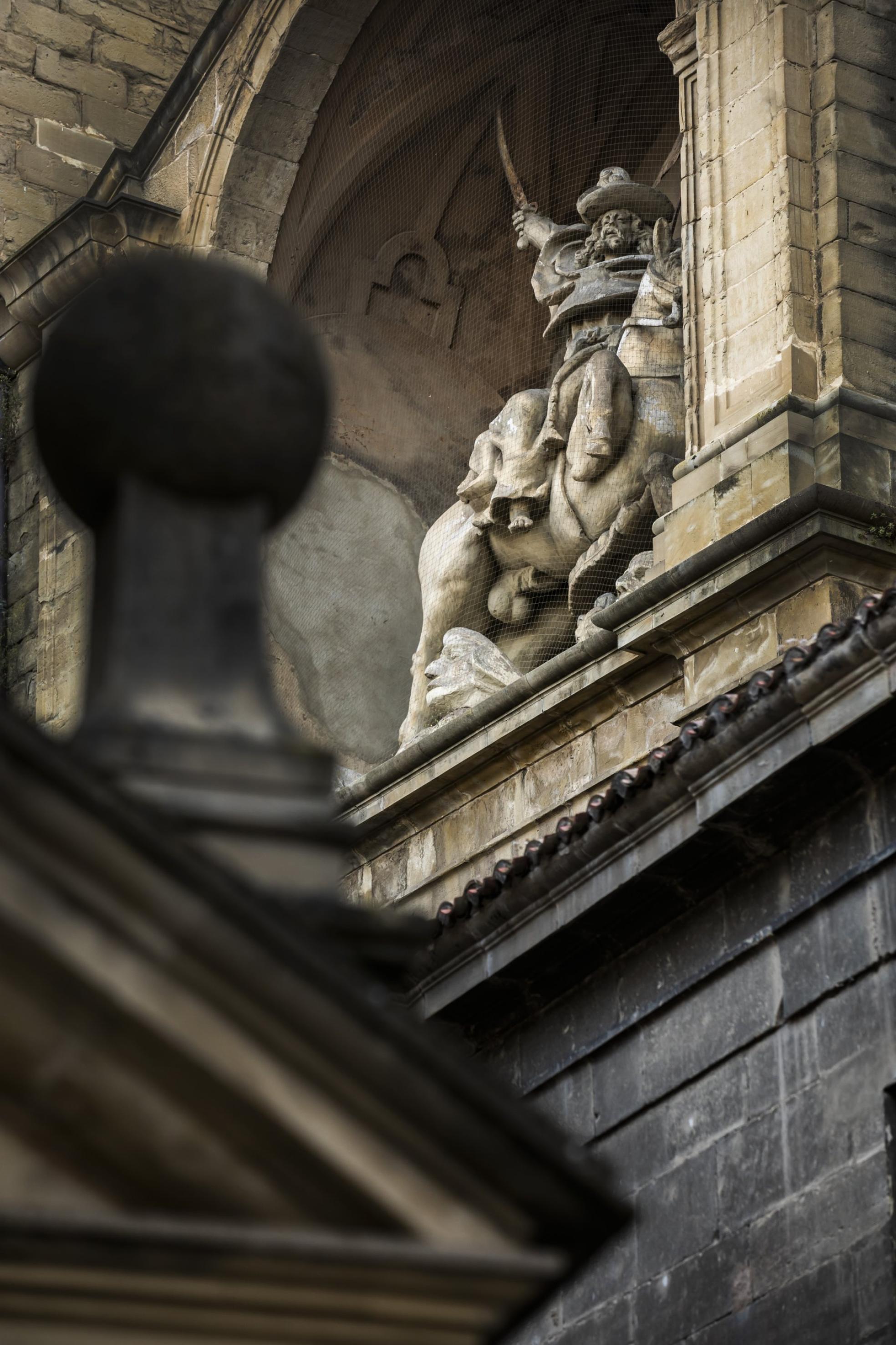 Desde el siglo XVII, cuando el peregrino alzaba su cabeza tras refrescerse en la fuente, lo primero que veía eran los atributos del caballo de Santiago. 