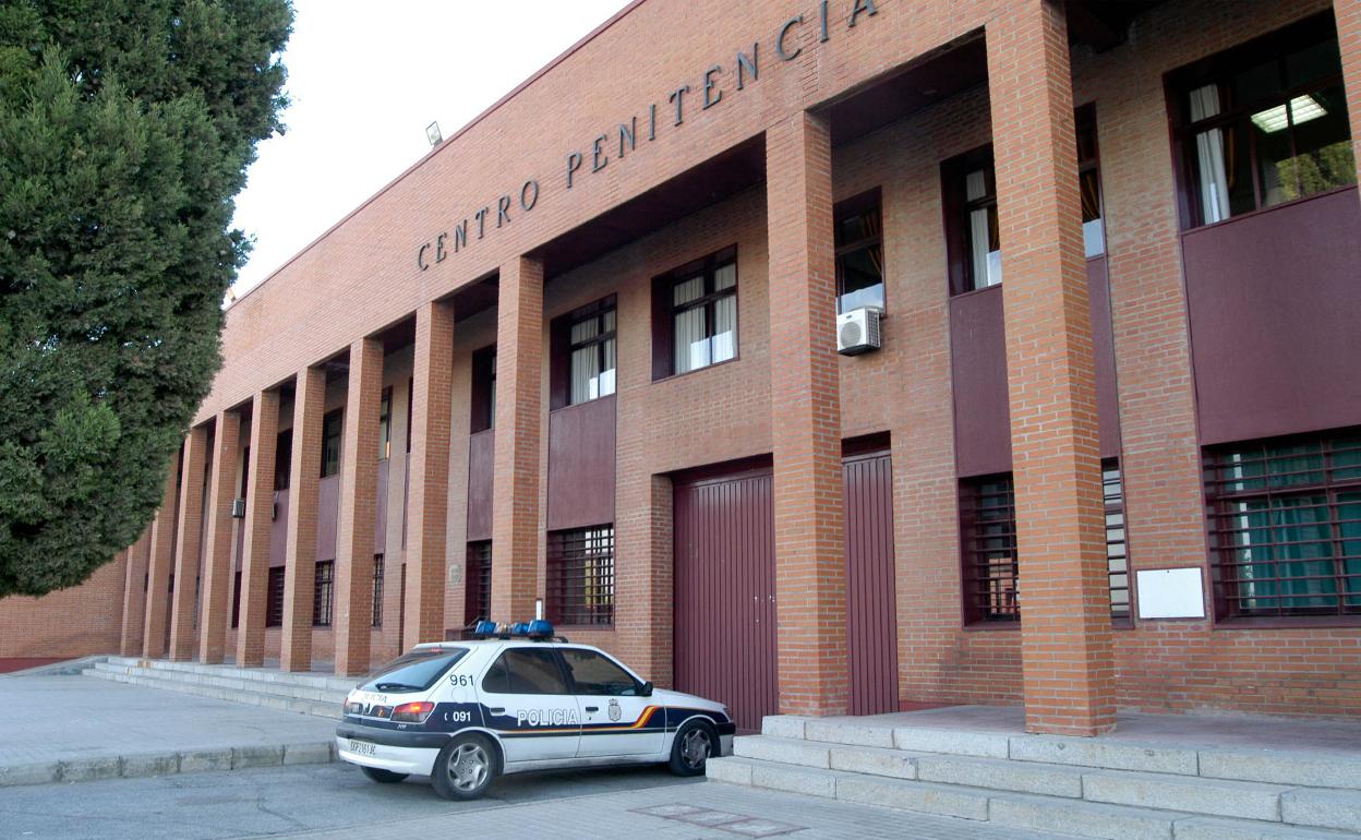 Imagen de archivo de un coche de la Policía en el Centro Penitenciario de Badajoz-