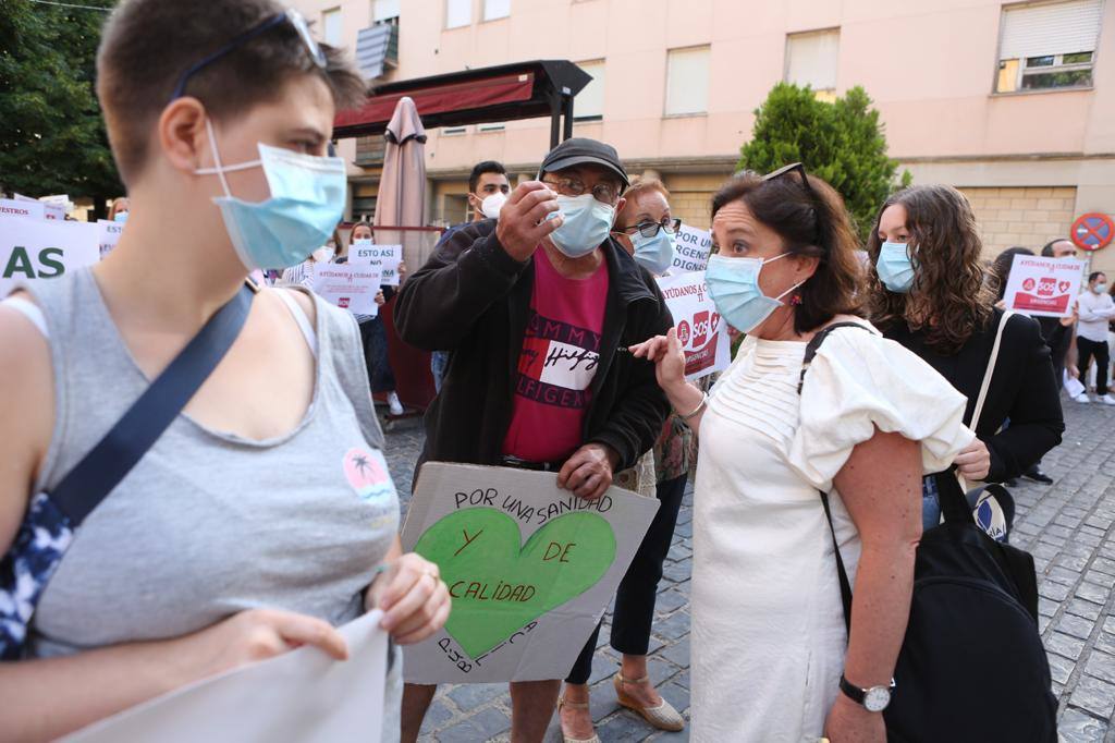 Los trabajadores de Urgencias se han concentrado frente al Parlamento de La Rioja para reclamar mejoras en el servicio. 