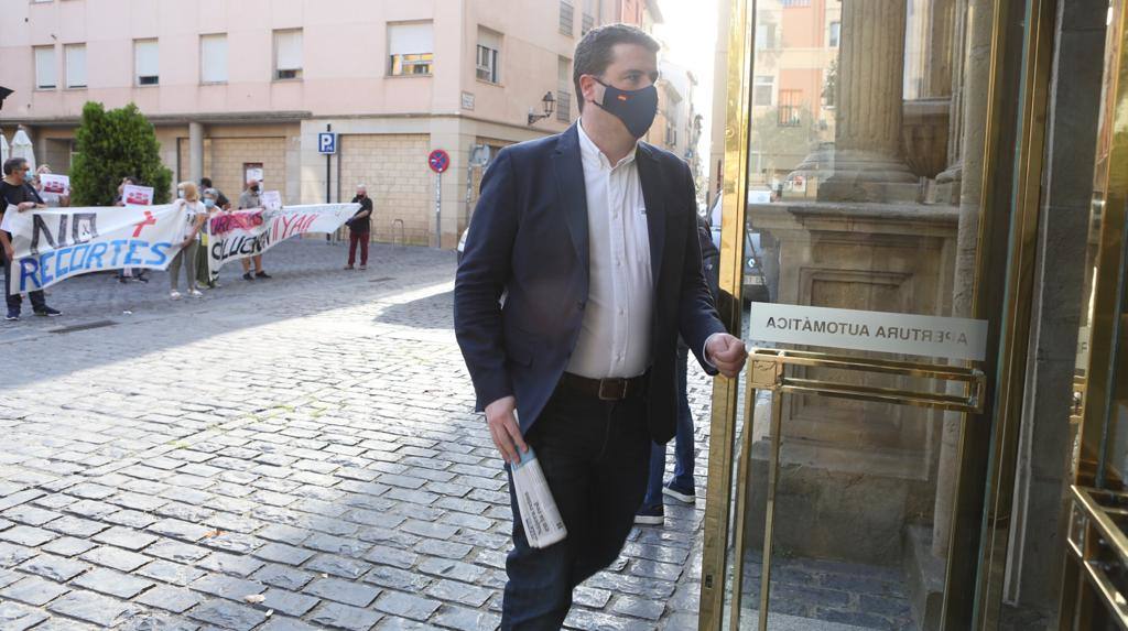 Los trabajadores de Urgencias se han concentrado frente al Parlamento de La Rioja para reclamar mejoras en el servicio. 