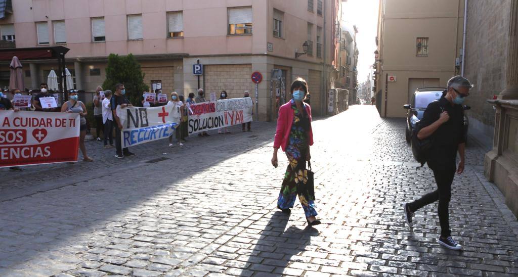 Los trabajadores de Urgencias se han concentrado frente al Parlamento de La Rioja para reclamar mejoras en el servicio. 