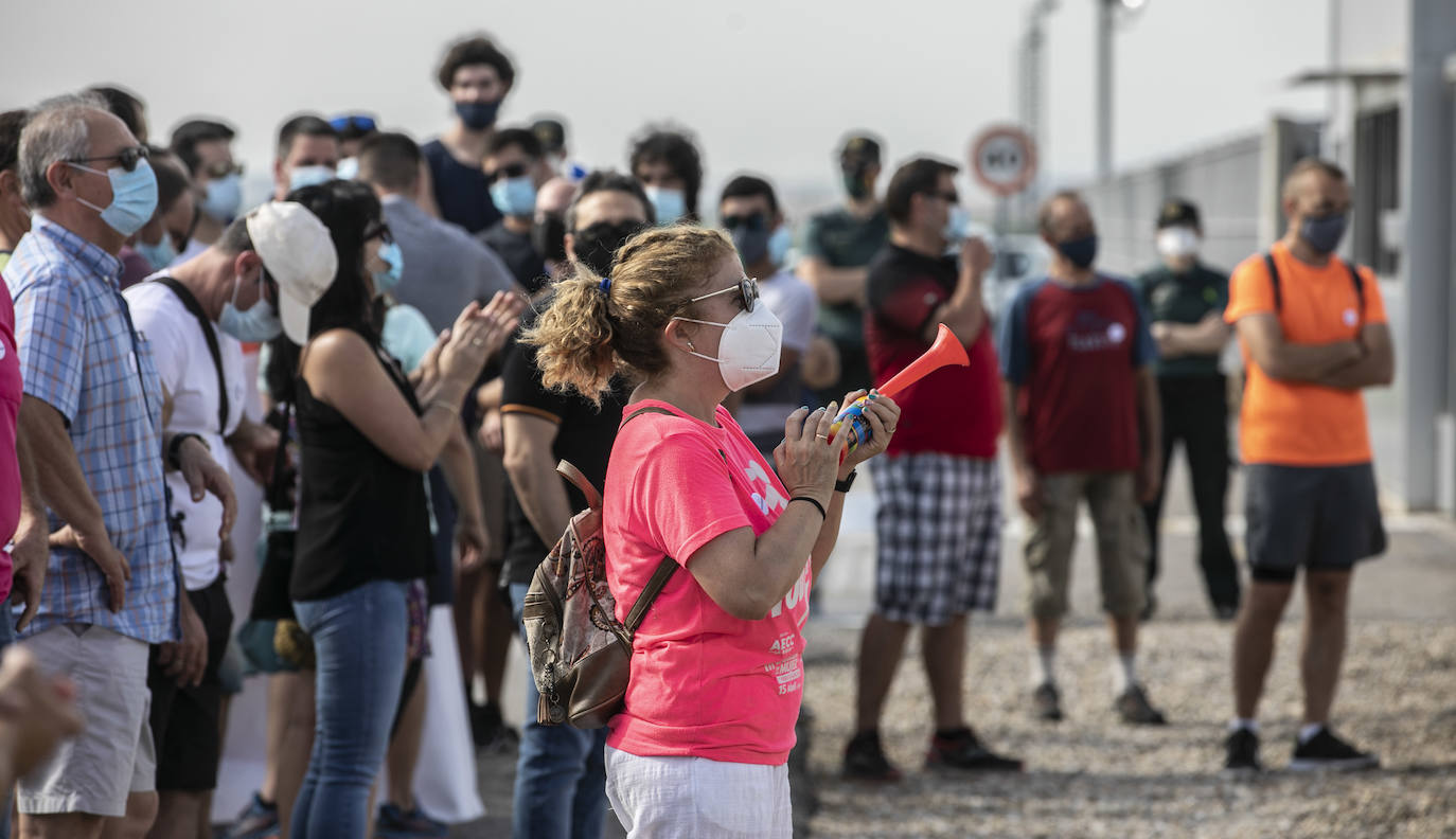 Este jueves más de doscientas cincuenta personas se han concentrado frente a las instalaciones de grupo Riberebro