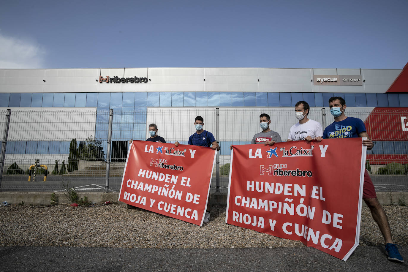 Este jueves más de doscientas cincuenta personas se han concentrado frente a las instalaciones de grupo Riberebro