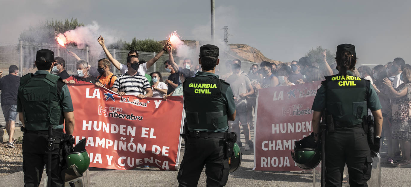 Este jueves más de doscientas cincuenta personas se han concentrado frente a las instalaciones de grupo Riberebro