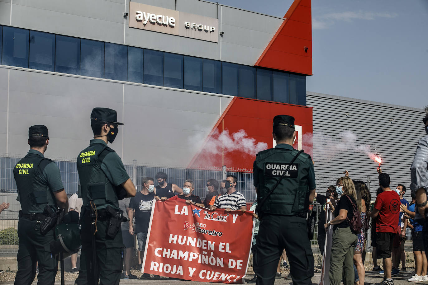 Este jueves más de doscientas cincuenta personas se han concentrado frente a las instalaciones de grupo Riberebro