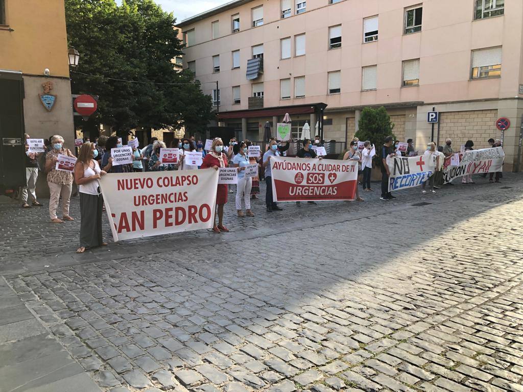 Protesta de los sanitarios de Urgencias frente a la puerta del Parlamento. 