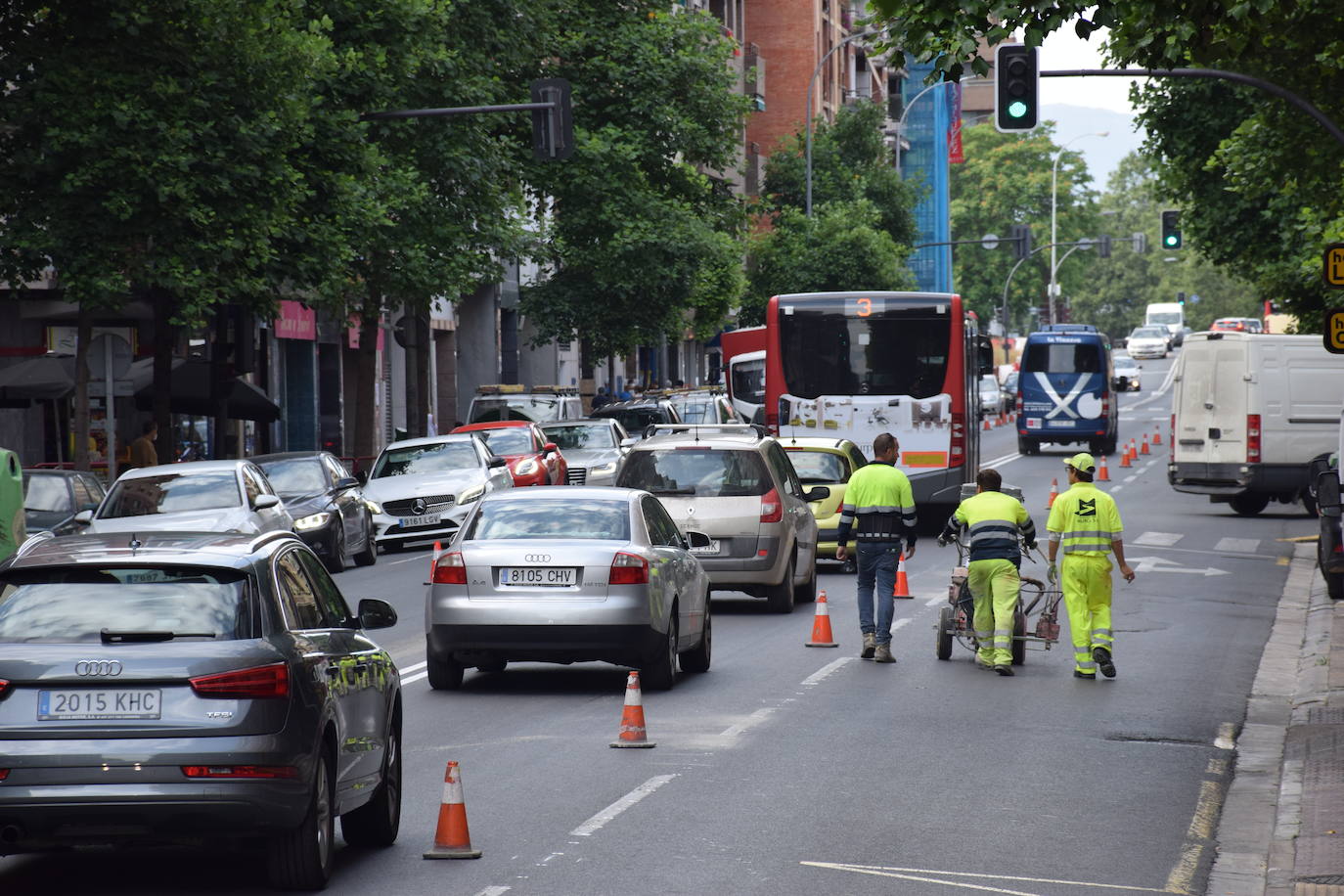 La actuación en la vía, que dejará un carril por sentido para el tráfico en general y habilitará otro para el autobús, provoca atascos en horas punta y despierta las dudas de cara a septiembre.