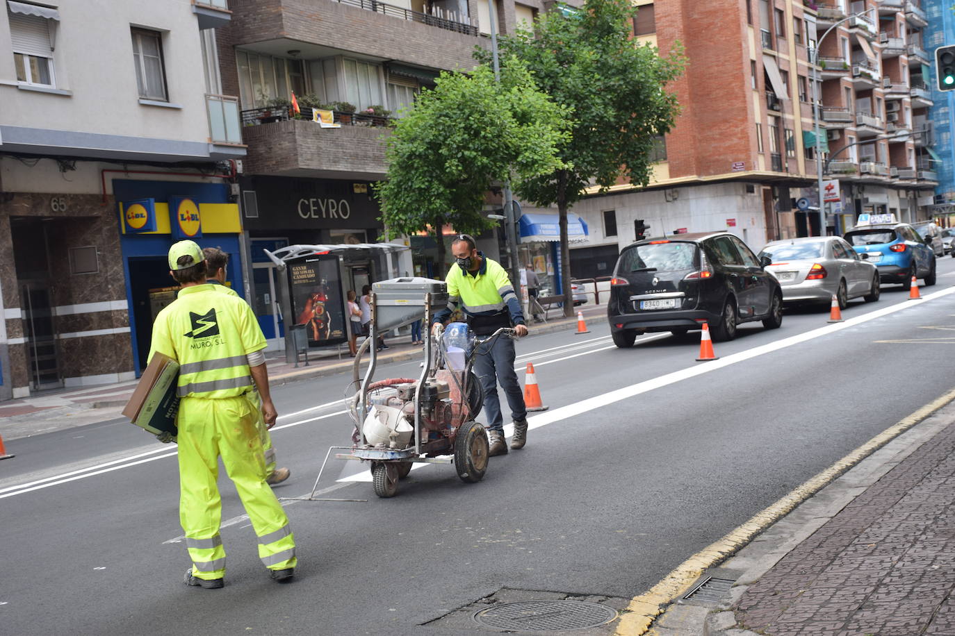 La actuación en la vía, que dejará un carril por sentido para el tráfico en general y habilitará otro para el autobús, provoca atascos en horas punta y despierta las dudas de cara a septiembre.