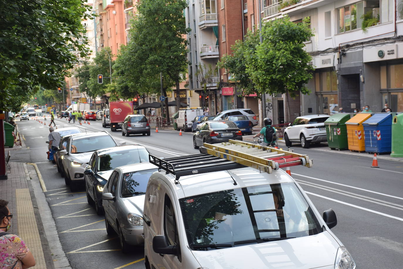 La actuación en la vía, que dejará un carril por sentido para el tráfico en general y habilitará otro para el autobús, provoca atascos en horas punta y despierta las dudas de cara a septiembre.