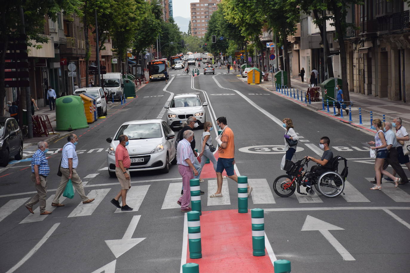 La actuación en la vía, que dejará un carril por sentido para el tráfico en general y habilitará otro para el autobús, provoca atascos en horas punta y despierta las dudas de cara a septiembre.