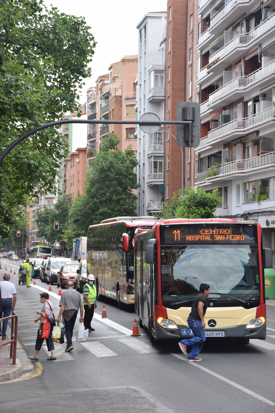 La actuación en la vía, que dejará un carril por sentido para el tráfico en general y habilitará otro para el autobús, provoca atascos en horas punta y despierta las dudas de cara a septiembre.