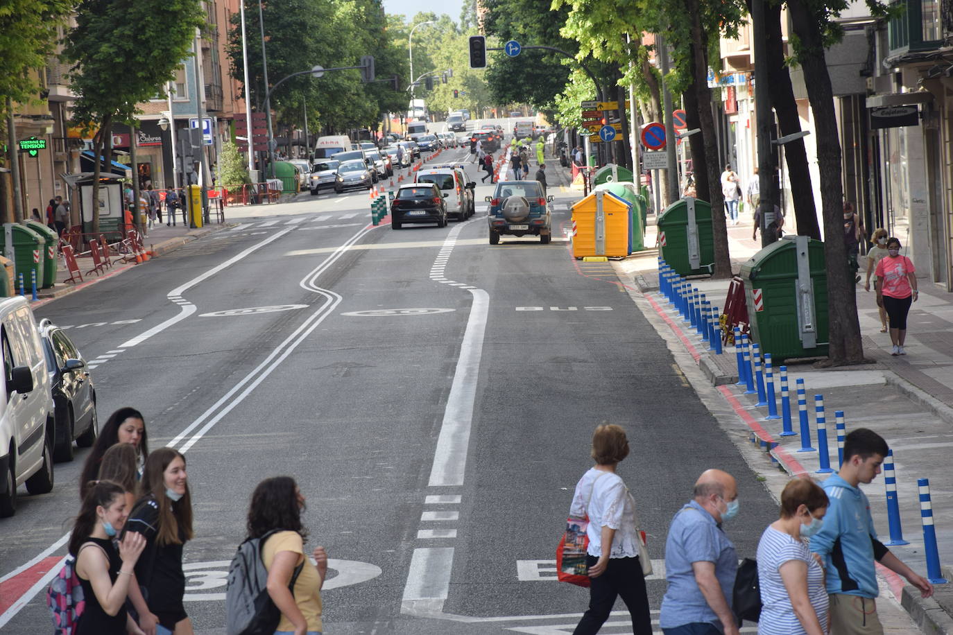 La actuación en la vía, que dejará un carril por sentido para el tráfico en general y habilitará otro para el autobús, provoca atascos en horas punta y despierta las dudas de cara a septiembre.