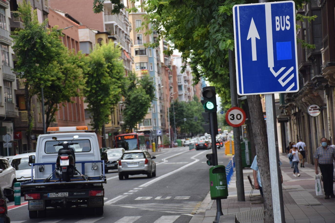 La actuación en la vía, que dejará un carril por sentido para el tráfico en general y habilitará otro para el autobús, provoca atascos en horas punta y despierta las dudas de cara a septiembre.