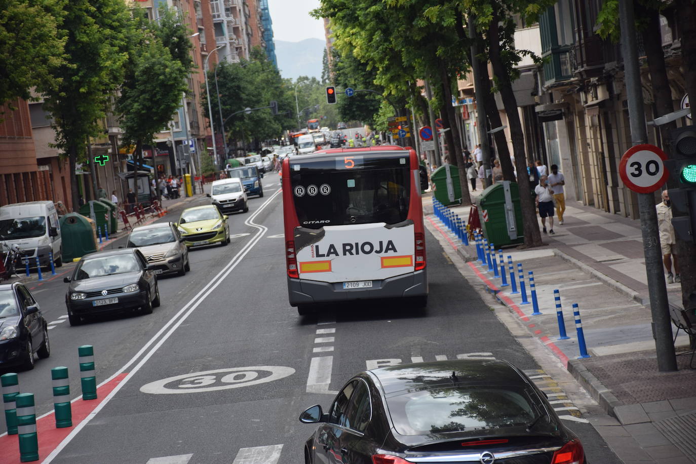 La actuación en la vía, que dejará un carril por sentido para el tráfico en general y habilitará otro para el autobús, provoca atascos en horas punta y despierta las dudas de cara a septiembre.