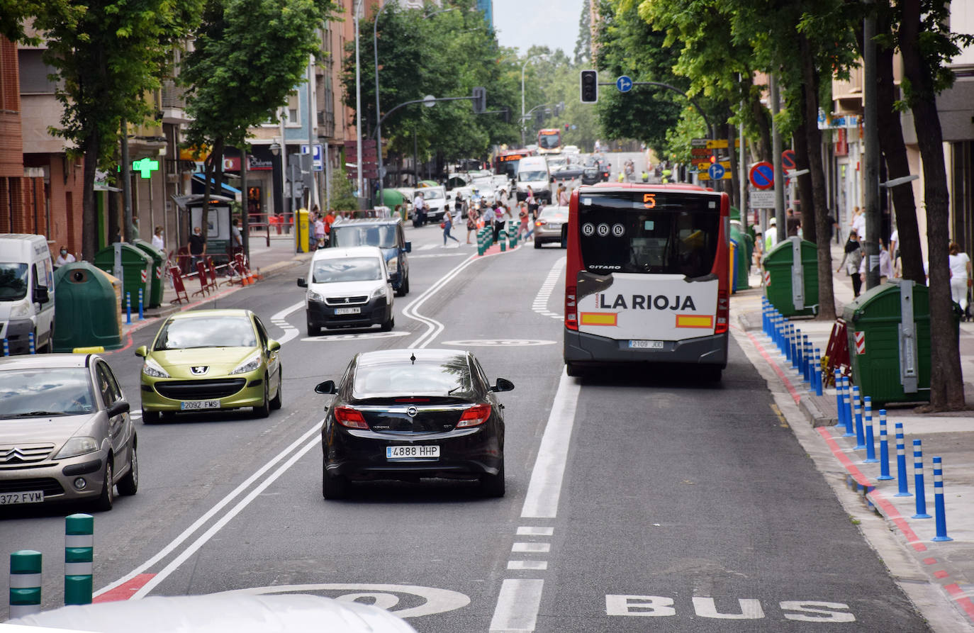 La actuación en la vía, que dejará un carril por sentido para el tráfico en general y habilitará otro para el autobús, provoca atascos en horas punta y despierta las dudas de cara a septiembre.