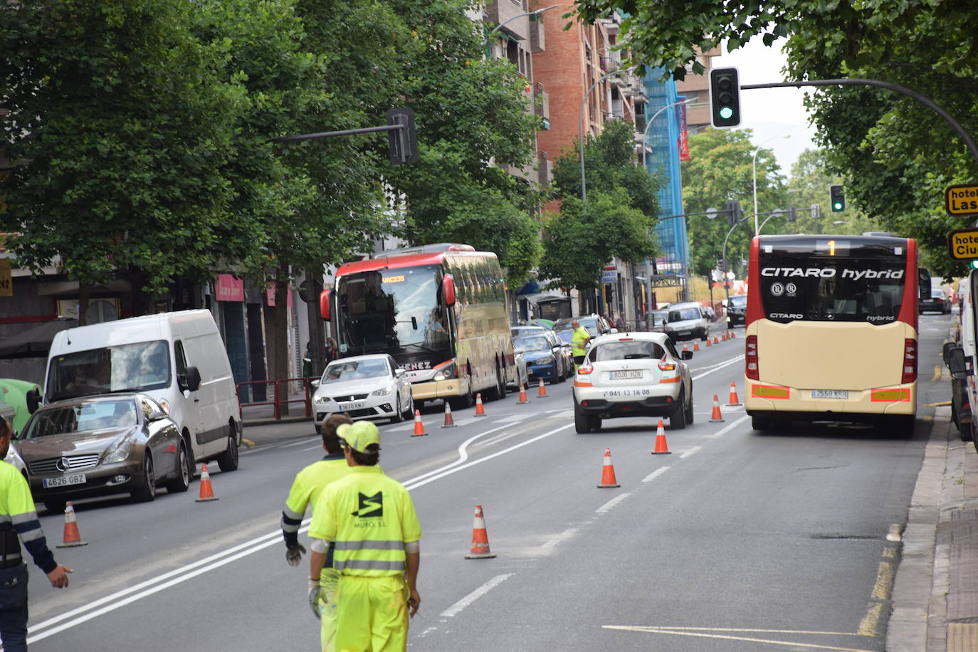 La actuación en la vía, que dejará un carril por sentido para el tráfico en general y habilitará otro para el autobús, provoca atascos en horas punta y despierta las dudas de cara a septiembre.