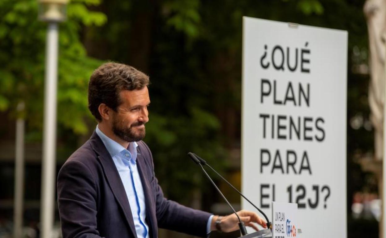 El presidente del PP, Pablo Casado, durante un acto electoral en Vitoria 