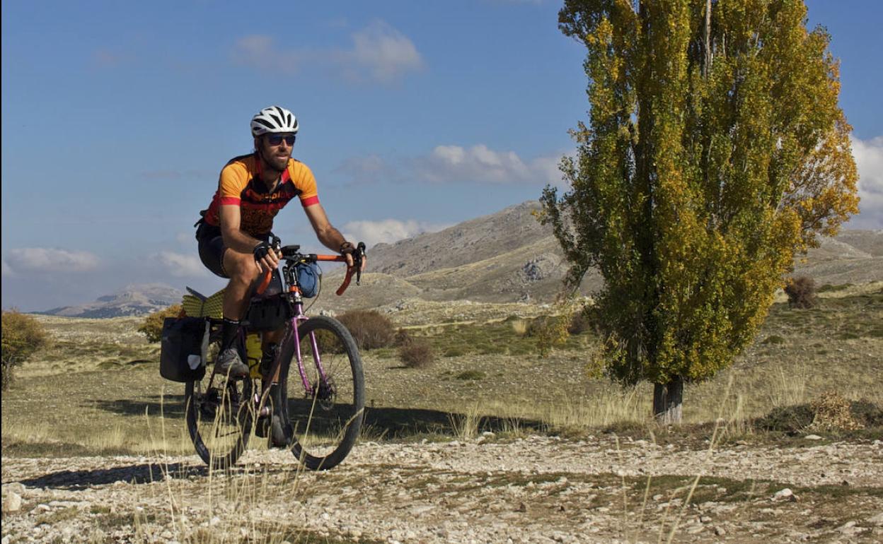 Sergio Fernández, autor de 'España en bicicleta', en plena travesía.