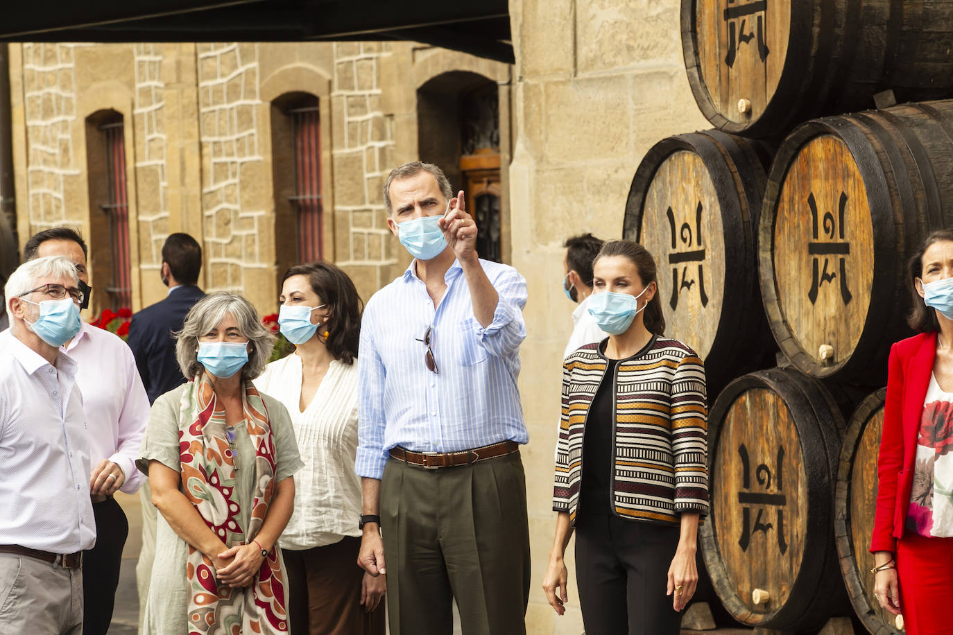 Sus Majestades han estado en las bodegas López de Heredia y La Rioja Alta en el barrio de La Estación, reuniéndose con responsables del sector enoturístico de la zona 