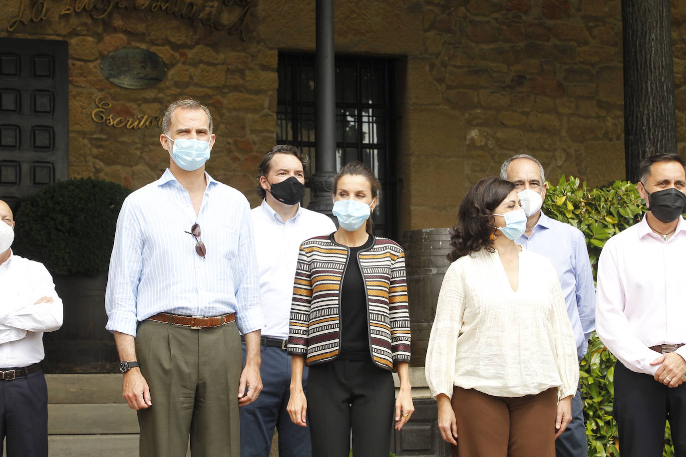 Sus Majestades han estado en las bodegas López de Heredia y La Rioja Alta en el barrio de La Estación, reuniéndose con responsables del sector enoturístico de la zona 