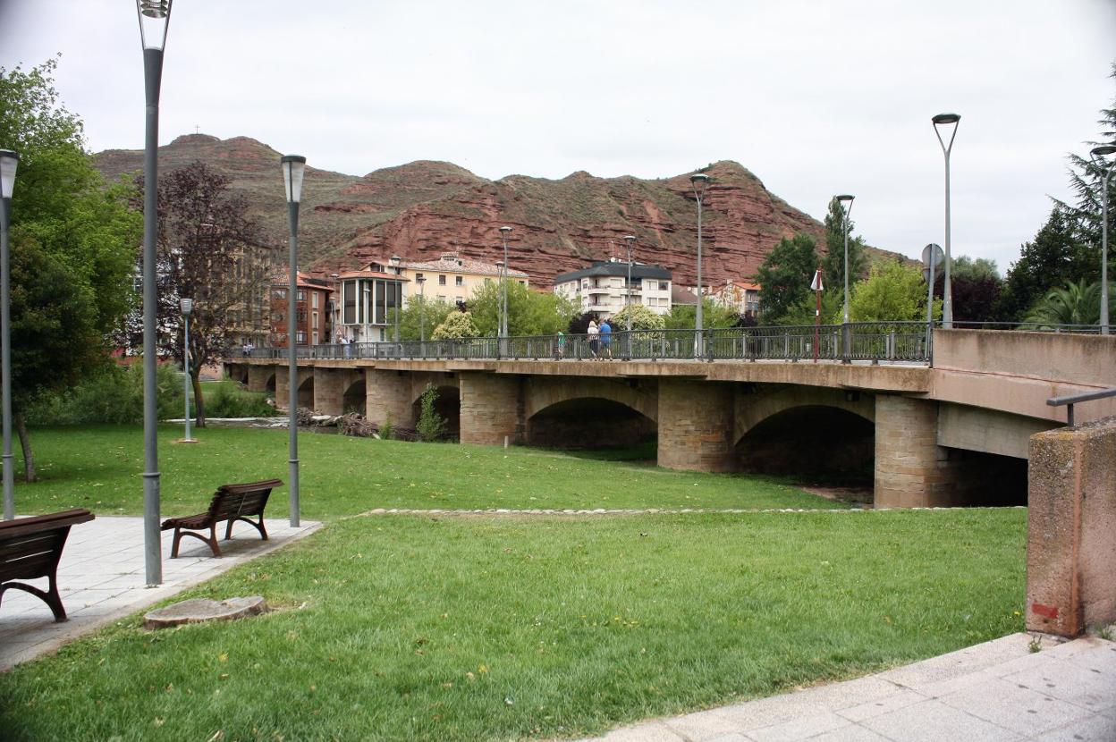 En este rincón junto al puente de piedra, a orillas del Najerilla, se plantará el roble memorial. 