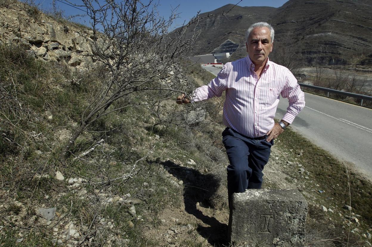 José Antonio Íñiguez posa a pie de la carretera LR-250, en una foto de archivo, con la presa al fondo. 