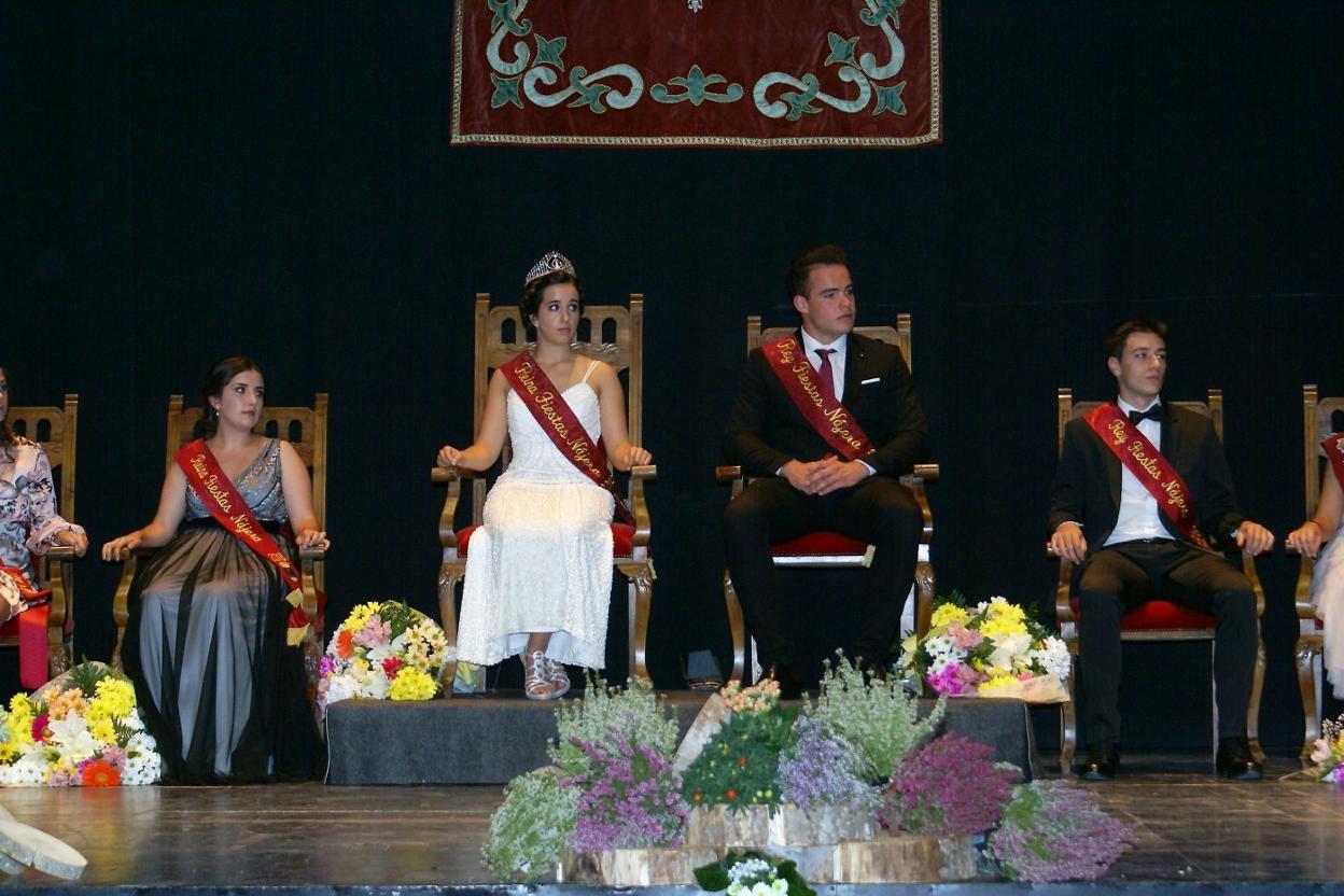 Silvia Pérez y Pablo Magaña, en el centro, durante el pregón festero del pasado año. 