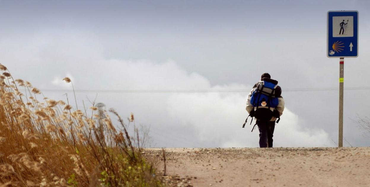 Un peregrino, en el Camino de Santiago. 