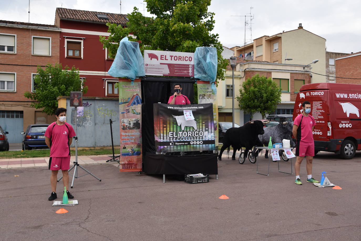 A pesar de la lluvia, los niños disfrutaron con los encierros simulados, la chocolatada y el baile