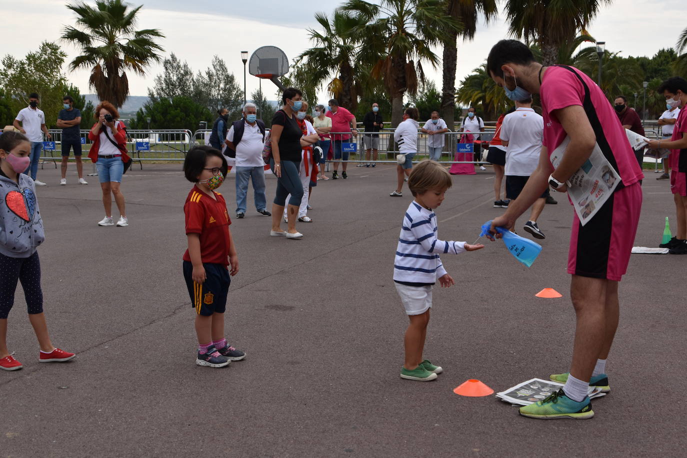 A pesar de la lluvia, los niños disfrutaron con los encierros simulados, la chocolatada y el baile