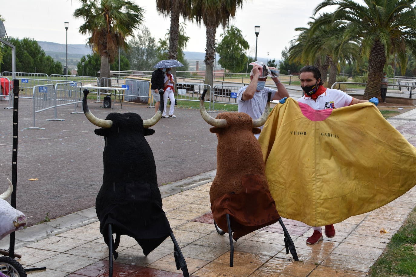 A pesar de la lluvia, los niños disfrutaron con los encierros simulados, la chocolatada y el baile