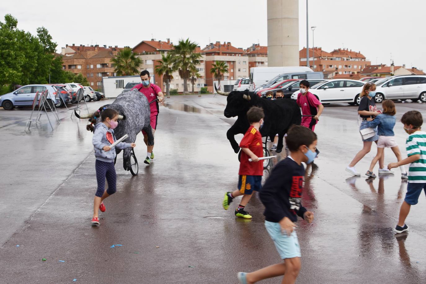 A pesar de la lluvia, los niños disfrutaron con los encierros simulados, la chocolatada y el baile