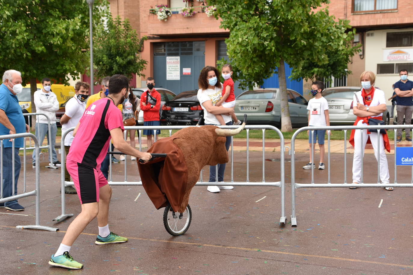 A pesar de la lluvia, los niños disfrutaron con los encierros simulados, la chocolatada y el baile