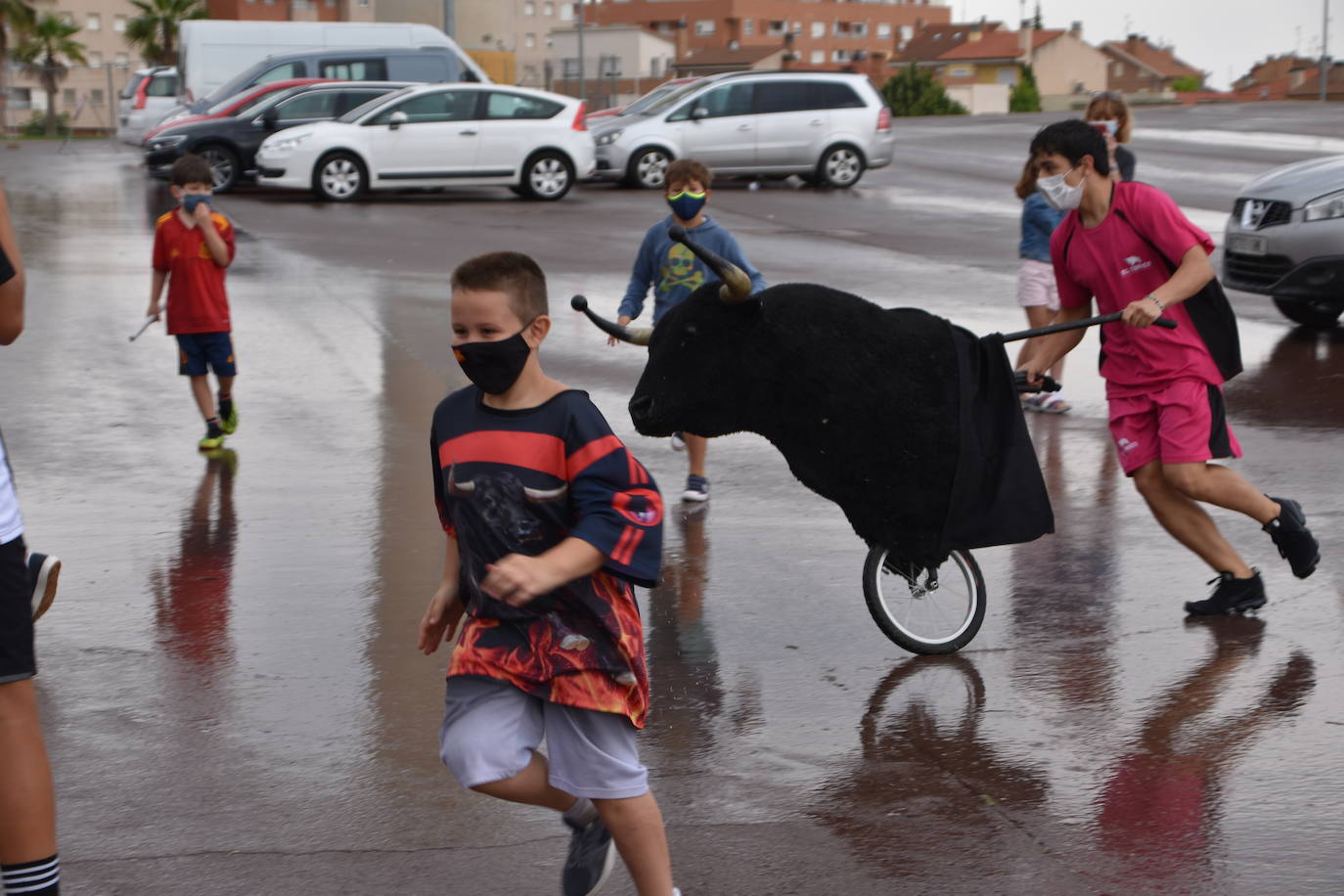 A pesar de la lluvia, los niños disfrutaron con los encierros simulados, la chocolatada y el baile