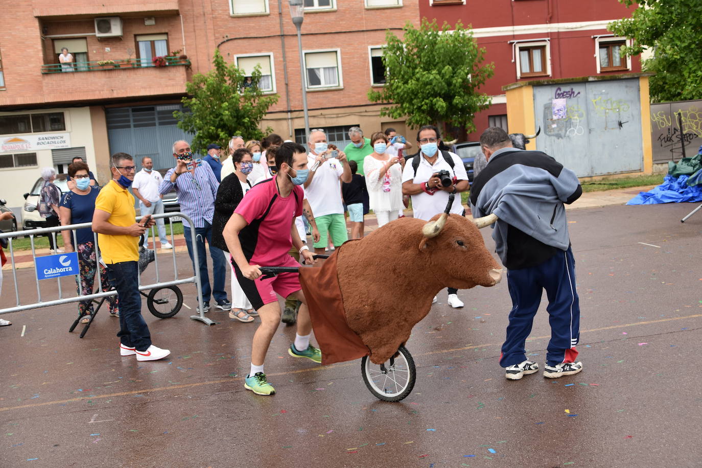 A pesar de la lluvia, los niños disfrutaron con los encierros simulados, la chocolatada y el baile