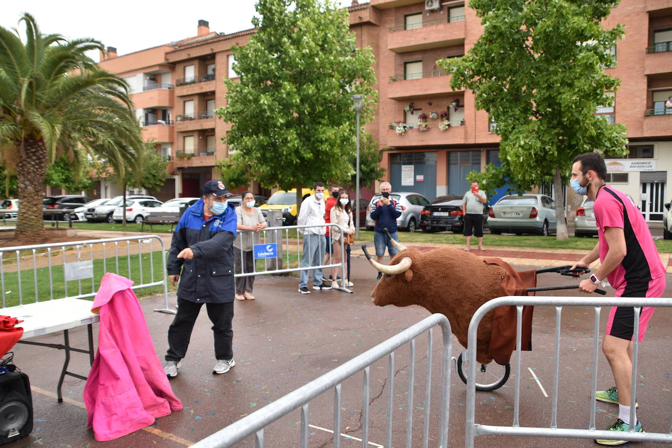 A pesar de la lluvia, los niños disfrutaron con los encierros simulados, la chocolatada y el baile