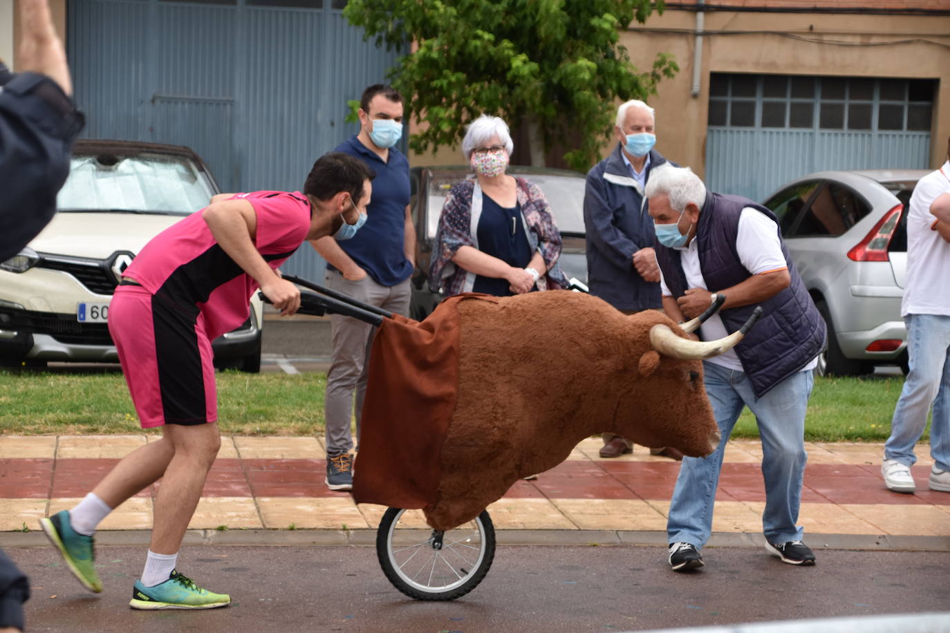 A pesar de la lluvia, los niños disfrutaron con los encierros simulados, la chocolatada y el baile