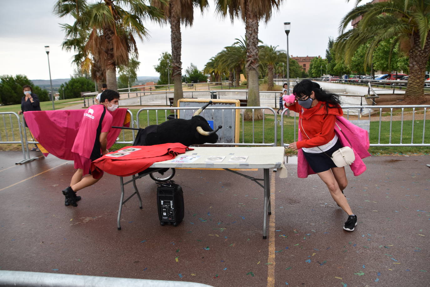 A pesar de la lluvia, los niños disfrutaron con los encierros simulados, la chocolatada y el baile