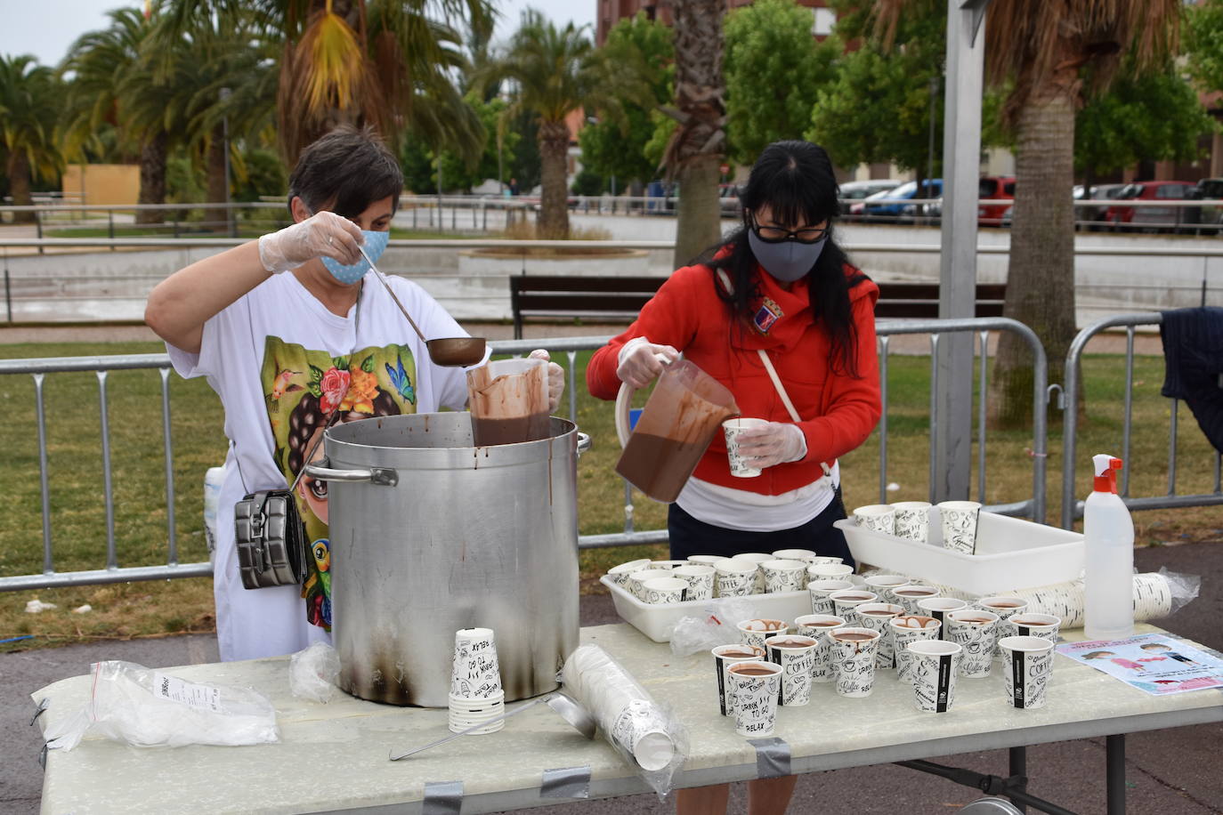 A pesar de la lluvia, los niños disfrutaron con los encierros simulados, la chocolatada y el baile