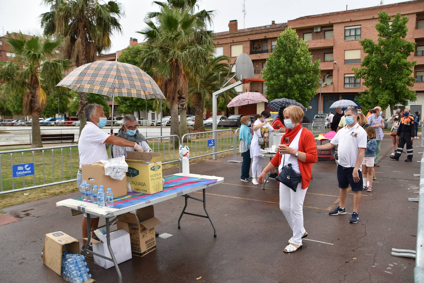 A pesar de la lluvia, los niños disfrutaron con los encierros simulados, la chocolatada y el baile