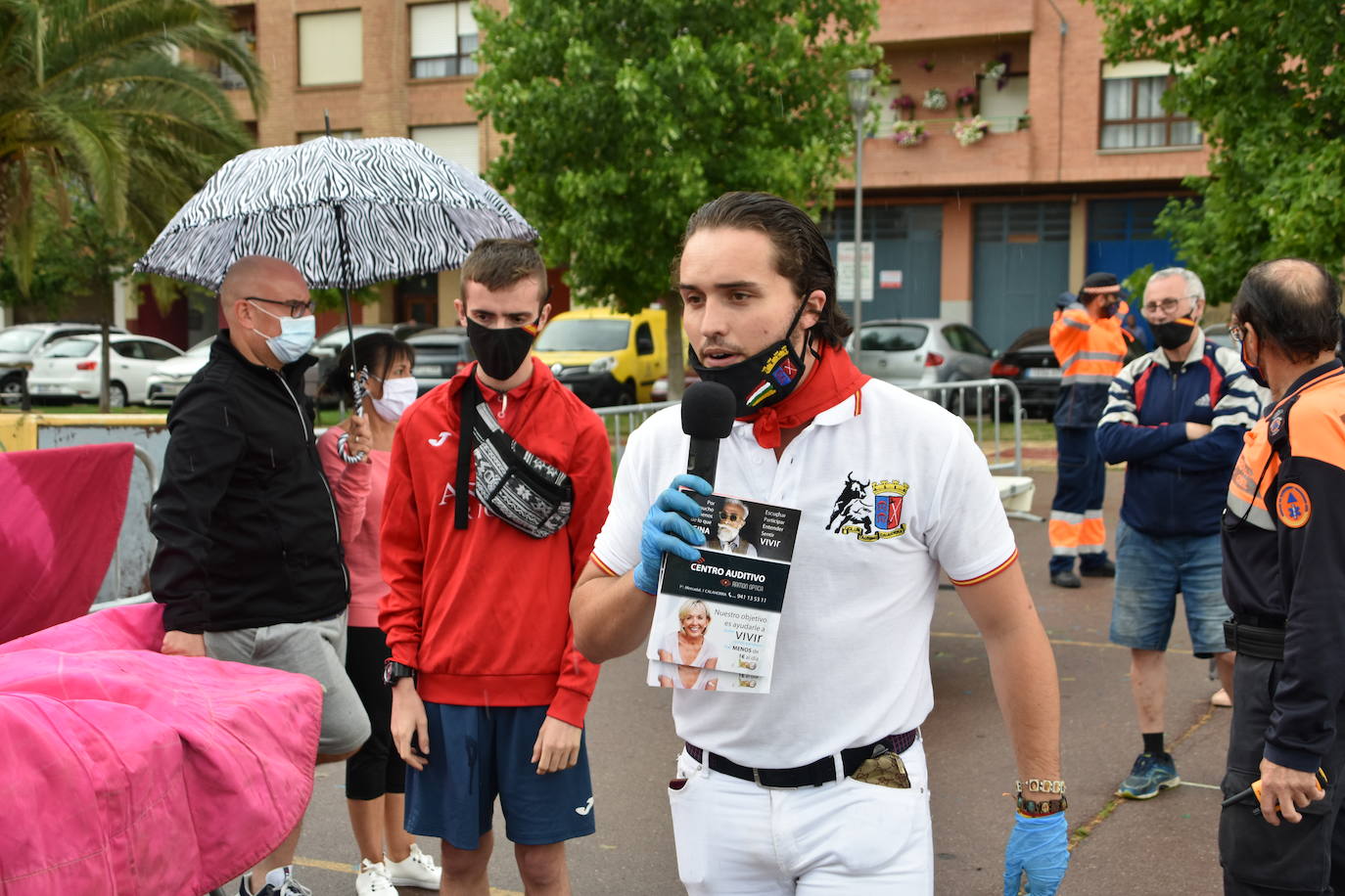 A pesar de la lluvia, los niños disfrutaron con los encierros simulados, la chocolatada y el baile