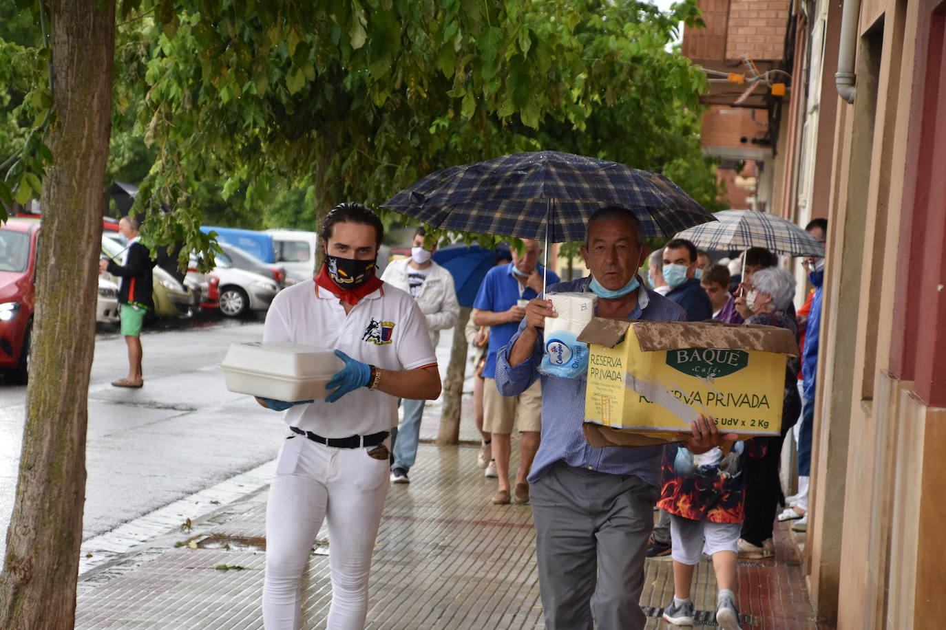 A pesar de la lluvia, los niños disfrutaron con los encierros simulados, la chocolatada y el baile