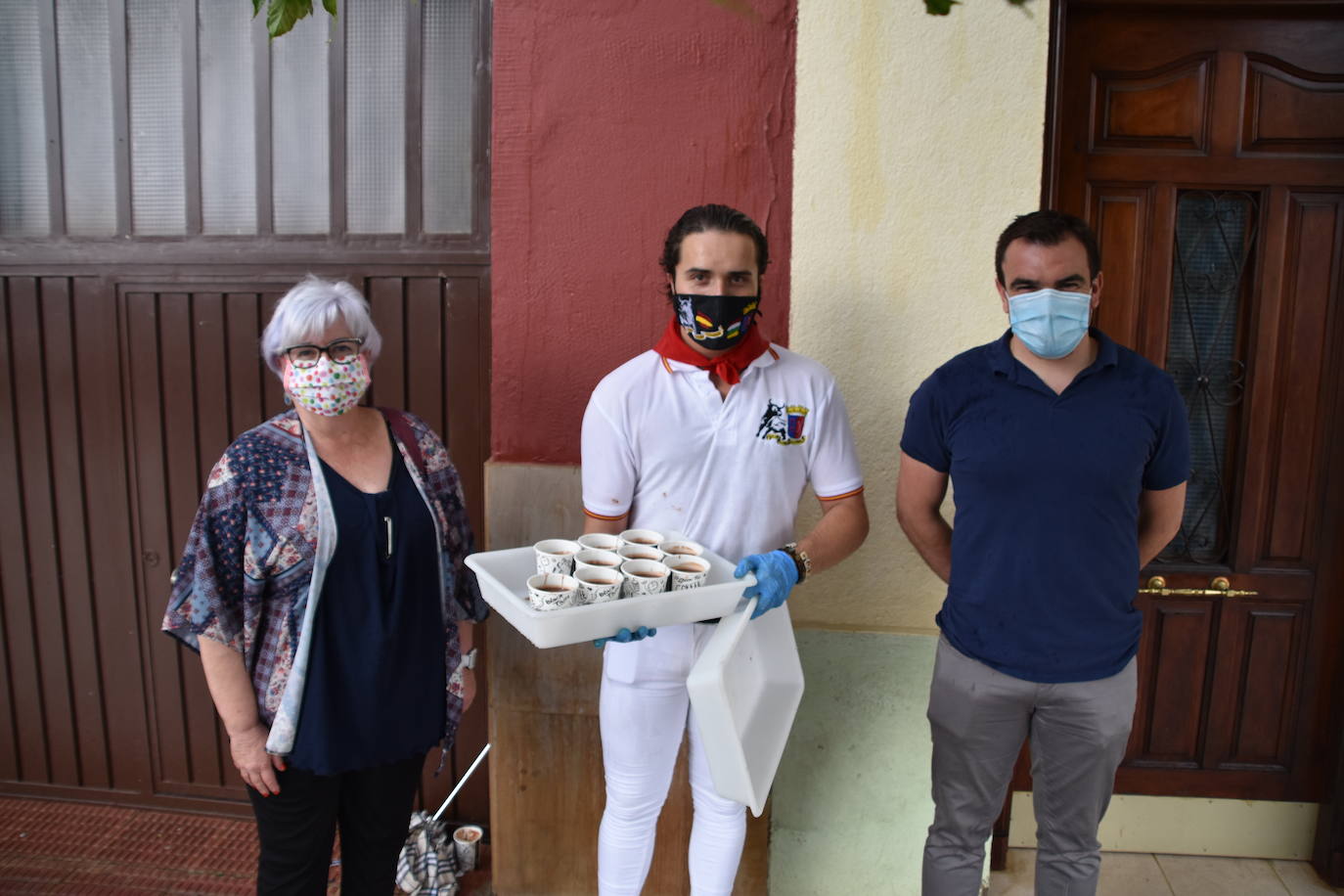 A pesar de la lluvia, los niños disfrutaron con los encierros simulados, la chocolatada y el baile