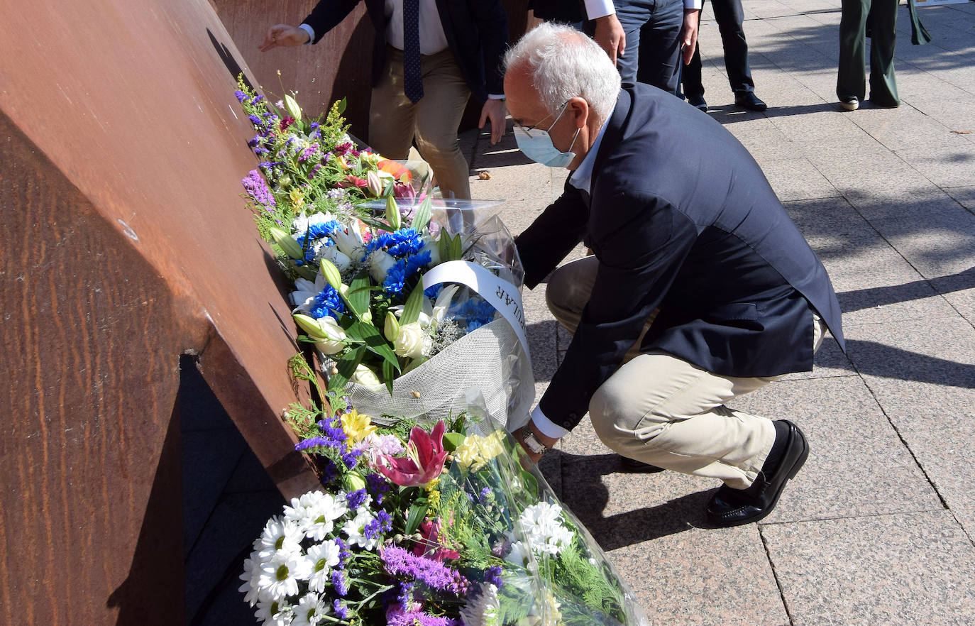 El paseo de El Espolón ha acogido el acto conmemorativo del aniversario del asesinato del concejal popular de Ermua