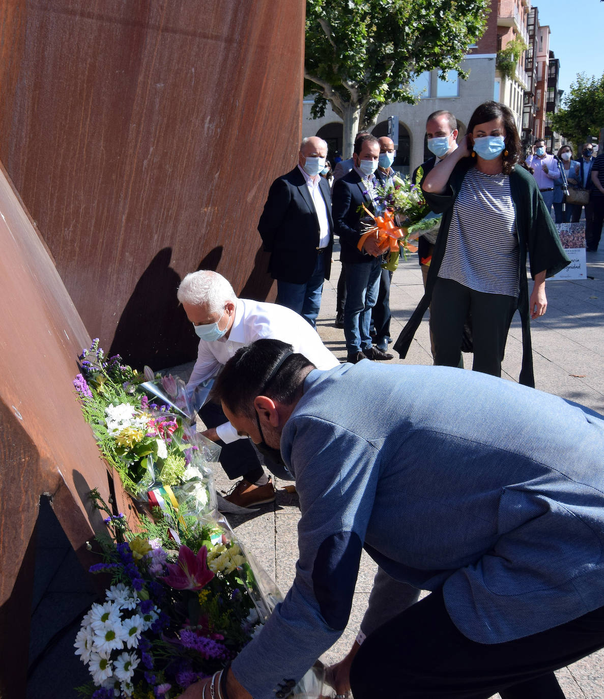 El paseo de El Espolón ha acogido el acto conmemorativo del aniversario del asesinato del concejal popular de Ermua