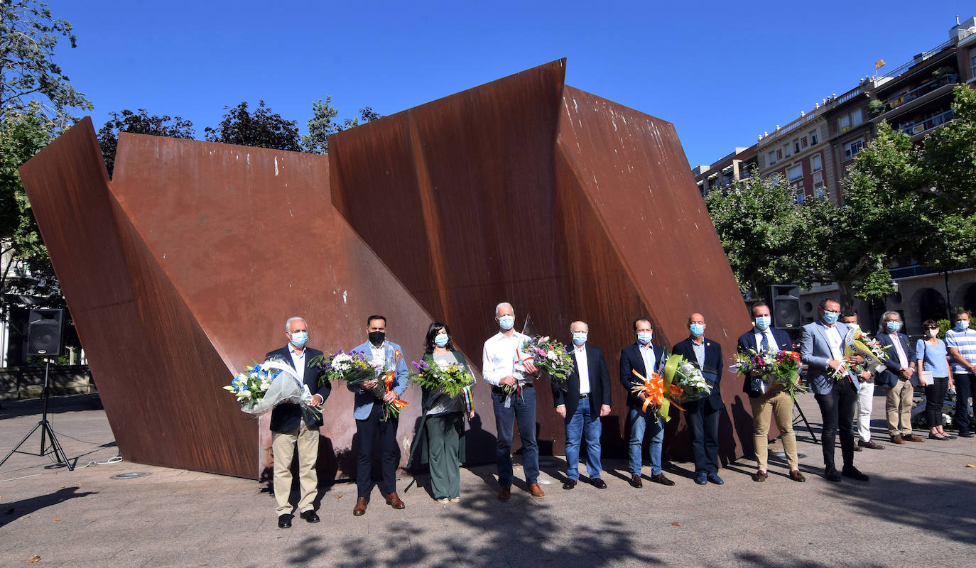 El paseo de El Espolón ha acogido el acto conmemorativo del aniversario del asesinato del concejal popular de Ermua