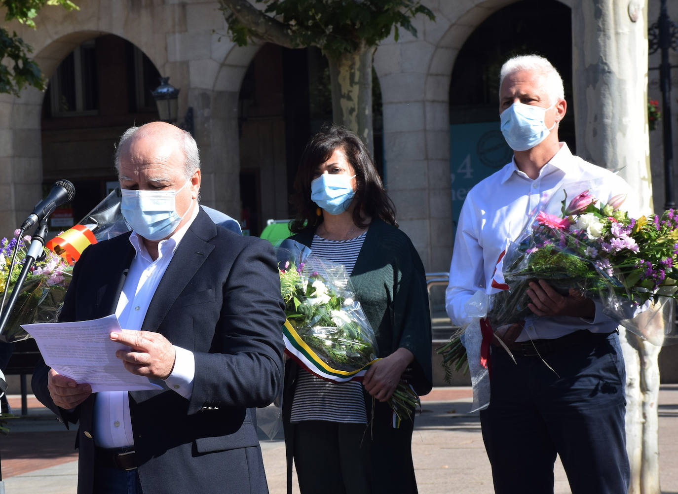 El paseo de El Espolón ha acogido el acto conmemorativo del aniversario del asesinato del concejal popular de Ermua