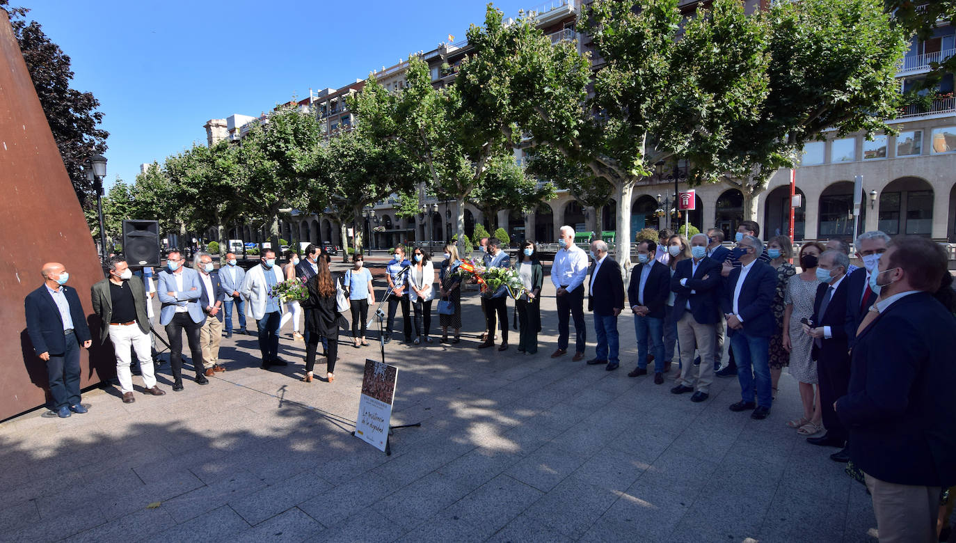 El paseo de El Espolón ha acogido el acto conmemorativo del aniversario del asesinato del concejal popular de Ermua